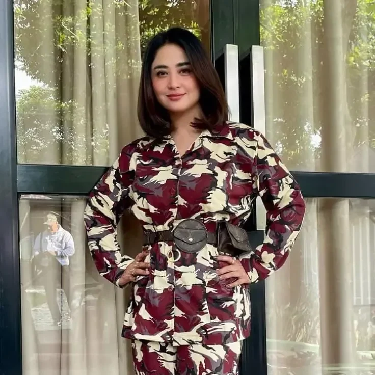 Ibu Dewi Persik