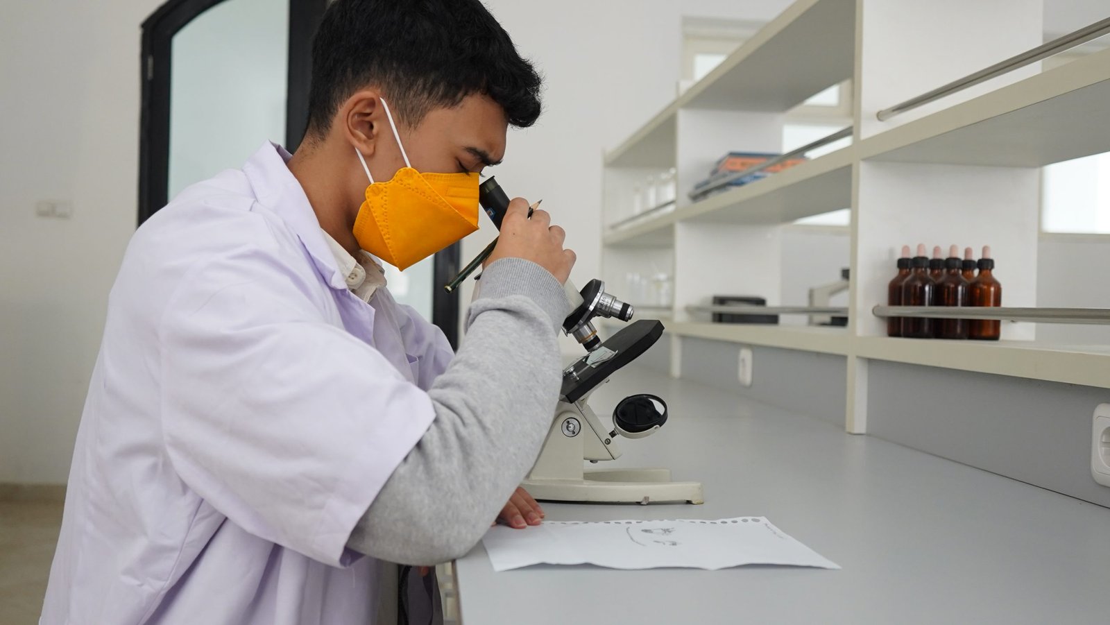 Ujian Praktek Biologi di IIEC untuk Menilai Siswa dalam Menggunakan Mikroskop
