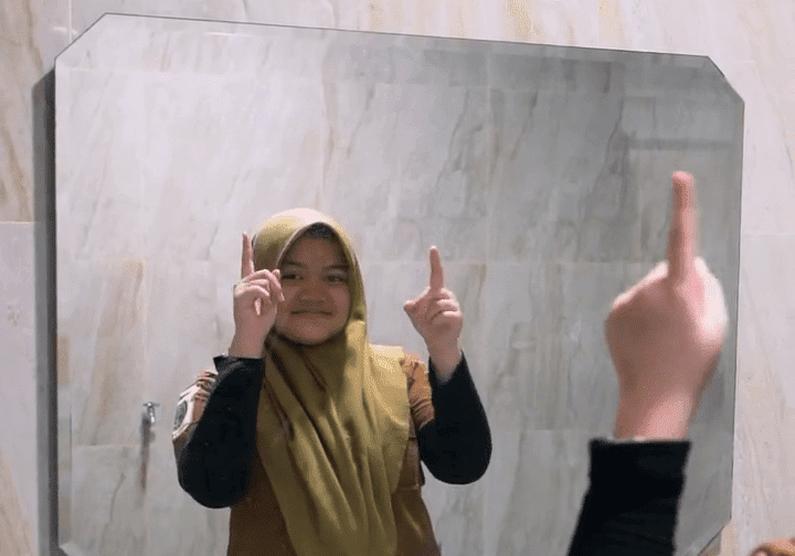 Adab Ketika Bercermin