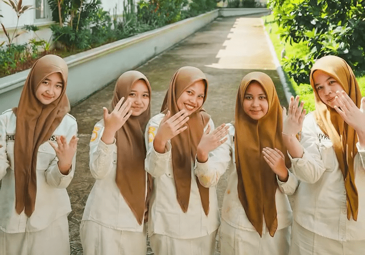 Pendidikan Dua Tahun dengan Overseas Program