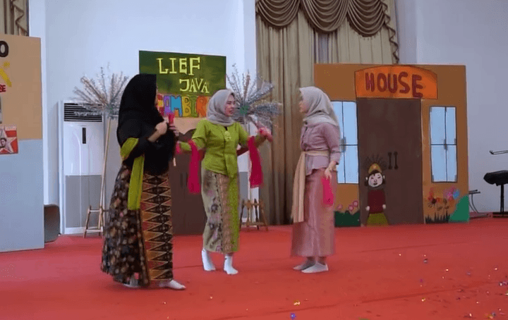 Pentaskan Drama Musikal: Ujian Praktik Bahasa Indonesia dan Art Siswa SMA IIEC
