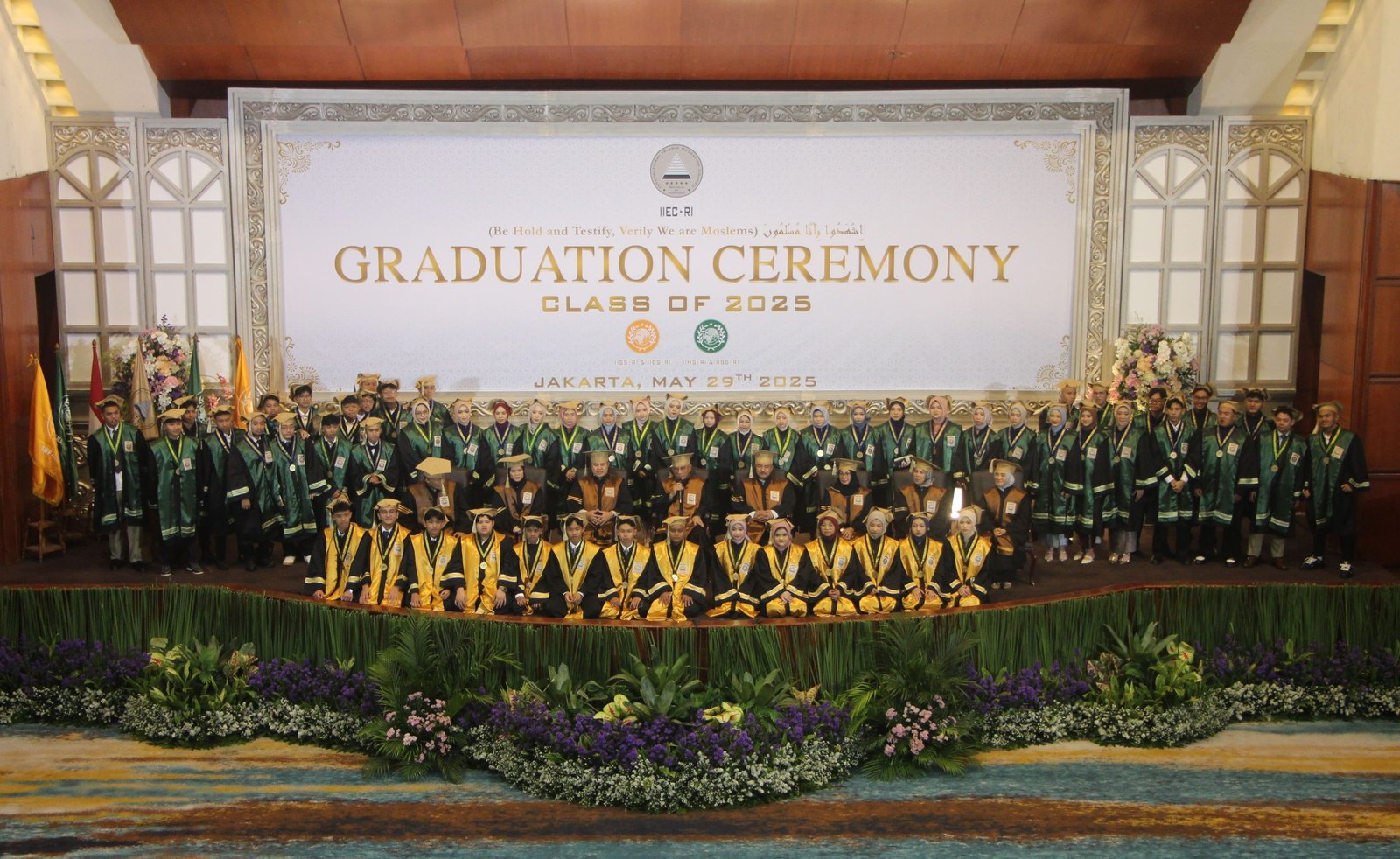 IIEC Gelar Graduation Ceremony SMP-SMA IIBS-RI Tahun Pelajaran 2024/2025
